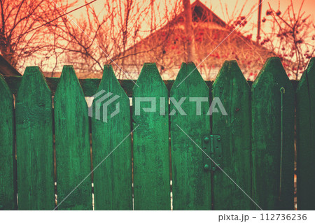 Wooden green fence in the village in early spring 112736236