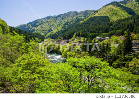 鮮やかな新緑の農村風景『日本で最も美しい村・馬瀬』 鮮やかな新緑の農村風景『日本で最も美しい村・馬瀬』 112736390
