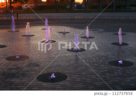 秋の夕陽に照らされたモリコロパーク　西口広場の噴水 112737658