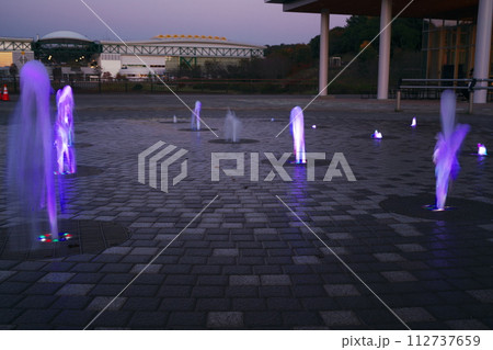 秋の夕陽に照らされたモリコロパーク　西口広場の噴水 112737659