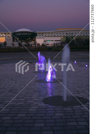 秋の夕陽に照らされたモリコロパーク 西口広場の噴水 秋の夕陽に照らされたモリコロパーク 西口広場の噴水 112737660