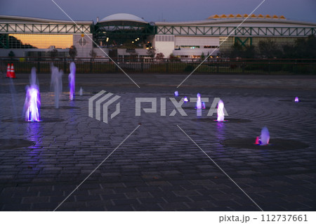 秋の夕陽に照らされたモリコロパーク 西口広場の噴水 秋の夕陽に照らされたモリコロパーク 西口広場の噴水 112737661