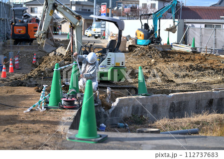 工事現場　解体後重機での整地作業　　 112737683
