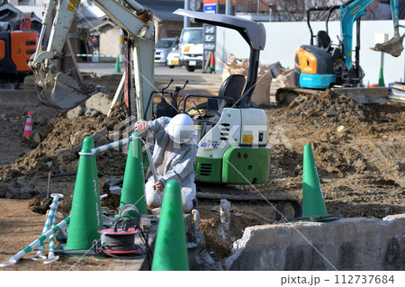 工事現場　解体後重機での整地作業　　 112737684