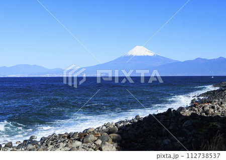 御浜岬から望む駿河湾越しの富士山 御浜岬から望む駿河湾越しの富士山 112738537