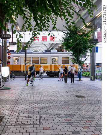 アーケード商店街を駆け抜ける電車（香川県高松市） 112738707