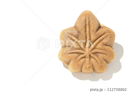 もみじ饅頭を白背景で撮影 112738802