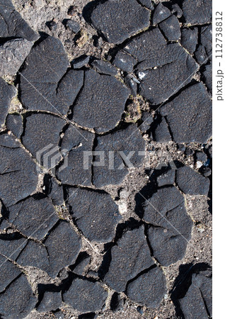 Old weathered tar background 112738812