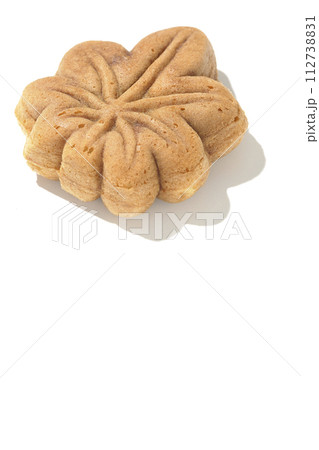 もみじ饅頭を白背景で撮影 112738831