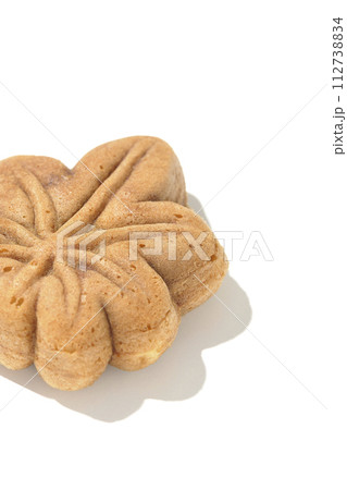 もみじ饅頭を白背景で撮影 112738834