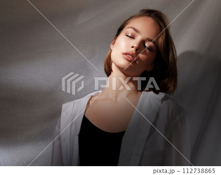 A lovely model with gold rings, earrings, and a A lovely model with gold rings, earrings, and a 112738865