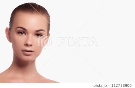 Beauty skin. Head and shoulders of blond woman 112738900
