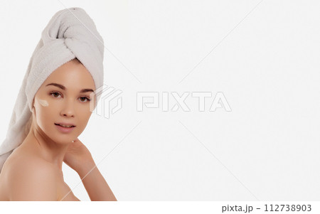Beauty skin. Head and shoulders of blond woman 112738903
