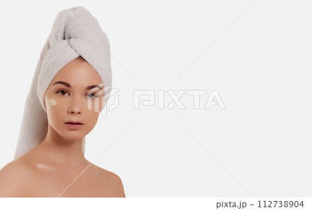 Beauty skin. Head and shoulders of blond woman 112738904