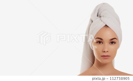 Beauty skin. Head and shoulders of blond woman 112738905