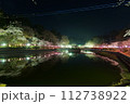 水面に映る夜桜 112738922
