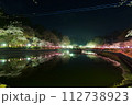 水面に映る夜桜 112738923