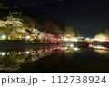 水面に映る夜桜 112738924