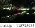 水面に映る夜桜 112738928