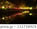 水面に映る夜桜 112738929