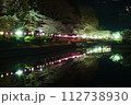 水面に映る夜桜 112738930