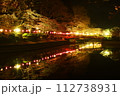 水面に映る夜桜 112738931
