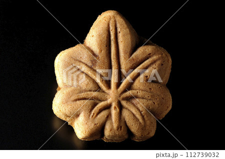 もみじ饅頭を黒背景で撮影 112739032