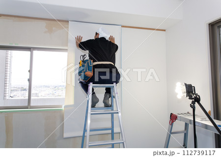 マンションのリフォーム　クロス張り替え　職人 112739117