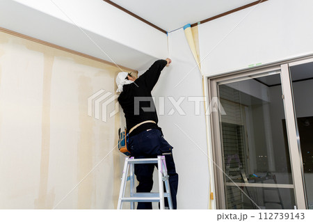マンションのリフォーム クロス張り替え 職人 マンションのリフォーム クロス張り替え 職人 112739143