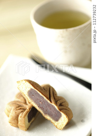 もみじ饅頭と緑茶 112739232
