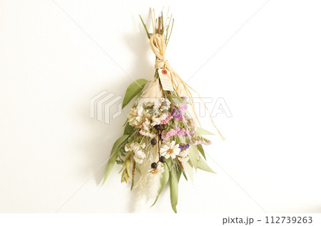 カラフルなドライフラワーのインテリア 112739263