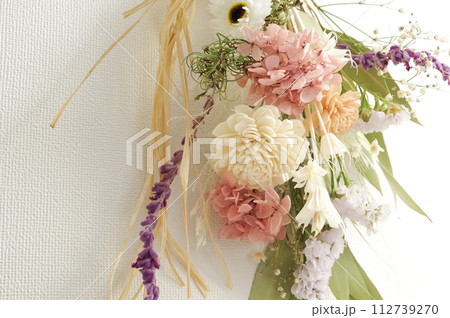 カラフルなドライフラワーのインテリア 112739270