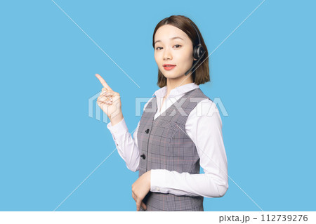 案内する女性オペレーター 案内する女性オペレーター 112739276