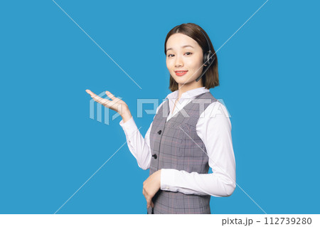 案内する女性オペレーター 112739280