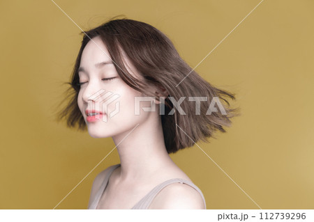 女性のヘアケアイメージ 女性のヘアケアイメージ 112739296