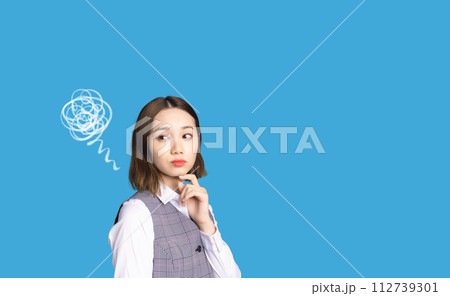 がっかりする事務服の女性 がっかりする事務服の女性 112739301