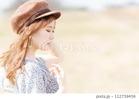 ファッションポートレート 帽子の女性 ファッションポートレート 帽子の女性 112739456