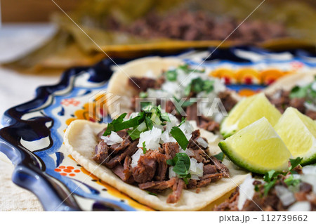 メキシコのバルバコアの牛肉のタコスと牛肉のバルバコア 112739662