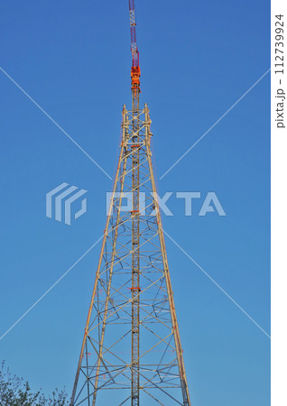 クライミングクレーンで建設中の送電用鉄塔 112739924