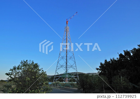 クライミングクレーンで建設中の送電用鉄塔 クライミングクレーンで建設中の送電用鉄塔 112739925