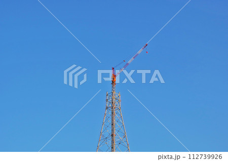 クライミングクレーンで建設中の送電用鉄塔 クライミングクレーンで建設中の送電用鉄塔 112739926