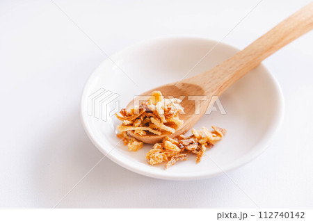スプーンですくうフライドオニオン 112740142
