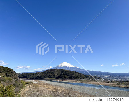 東名高速から見える冠雪した富士山 東名高速から見える冠雪した富士山 112740164