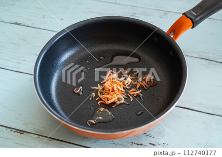 干しエビを炒める 干しエビを炒める 112740177