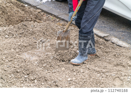 道路工事 ショベル スコップ 作業員 道路工事 ショベル スコップ 作業員 112740188
