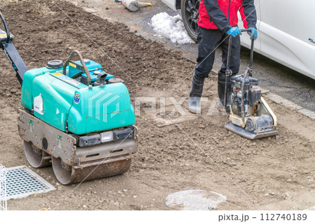 道路工事　振動ローラー　プレートコンパクター　転圧作業 112740189