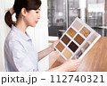 床材のサンプルを見る女性 112740321
