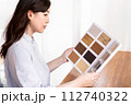 床材のサンプルを見る女性 112740322