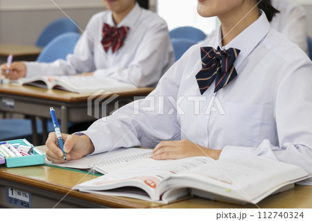 教室で勉強をする制服の女子高生の手元 112740324