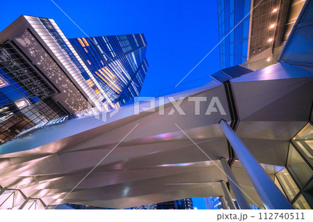 日本の東京都市景観 本日開業の虎ノ門ヒルズステーションタワーなどを望む。右はグラスロック棟（夜景） 112740511